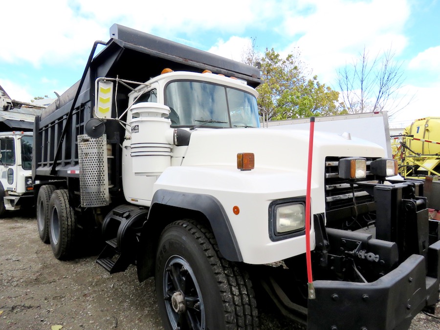 2000 MACK RD 688SX 14’ Dump Body 2000 MACK RD 688SX 14’ Dump Body