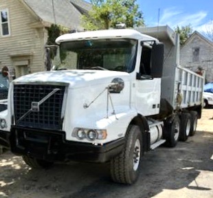 2002 VOLVO HEAVY TRI AXLE DUMP